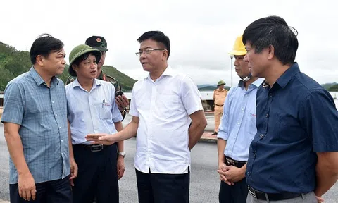 Phó Thủ tướng Lê Thành Long kiểm tra tình hình hồ thủy điện Thác Bà