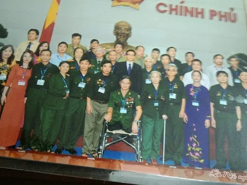 Con liệt sĩ chăm sóc thương binh nặng