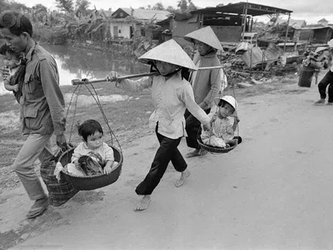 Mẹ nuôi con và chạy giặc