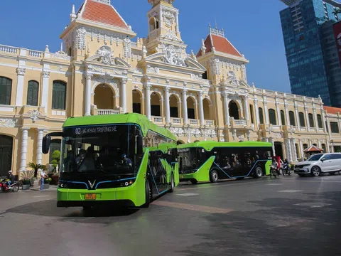 Giá xăng tăng phi mã, cư dân Vinhomes Grand Park thảnh thơi đi làm bằng xe VinBus