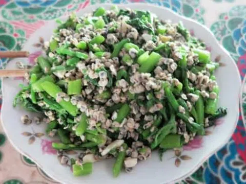 Hến xào ngọn bí (tản văn)