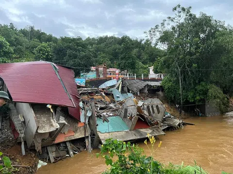 Hà Giang: Hai người bị thương, hàng chục nhà đổ sập vì mưa lũ