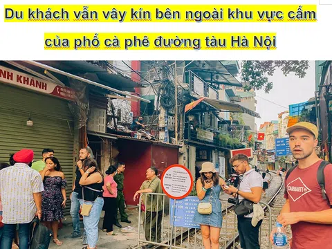 Du khách vẫn vây kín bên ngoài khu vực cấm của phố cà phê đường tàu Hà Nội