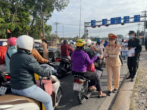 Đồng Nai: Lực lượng CSGT tổ chức tặng nước, tuyên truyền về an toàn giao thông cho người dân trên đường về quê