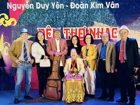 Vợ chồng nhà thơ Nguyễn Duy Yên và Đoàn Kim Vân nhận thêm kỷ lục với tác phẩm “Xuân Vô Tận”