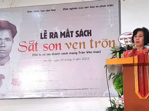 Ra mắt hồi ký "Sắt son vẹn tròn"