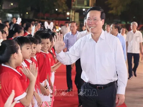 "Lung linh sắc màu đêm hội Thành Tuyên"