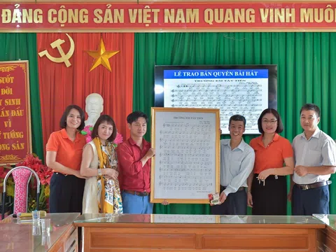 Lễ trao bản quyền bài hát “Trường em Tây Tiến”