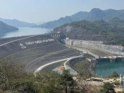 Thủy điện Hòa Bình xả lũ, không cho người dân tụ tập, quay phim, chụp ảnh tại khu vực hạ du