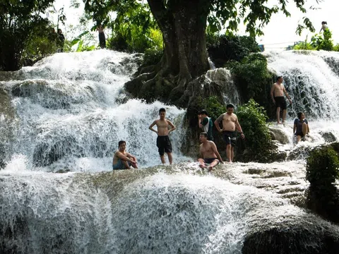 Khám phá vẻ đẹp thơ mộng của thác Trăng ở Hòa Bình