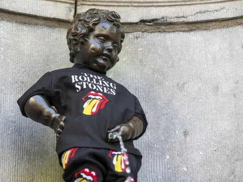 Manneken-Pis - biểu tượng của Brussels mặc trang phục của ban nhạc Rolling Stones