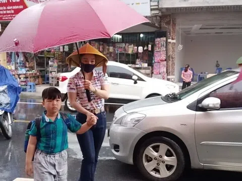 Phú Thọ: Giáo viên Tiểu học Đinh Tiên Hoàng (Việt Trì) đội ô che mưa đón học sinh đến trường