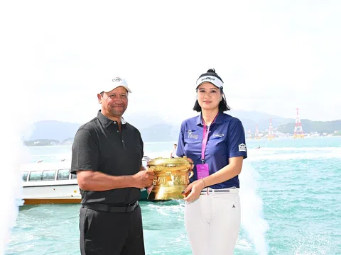 Hoa khôi bóng chuyền Kim Huệ, Miss Golf Thanh Tú rạng rỡ bên chiếc Cúp Vinpearl DIC Legends Vietnam 2023