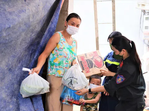 Tình người trong gian khó: "Kháng sinh" giúp chúng ta chiến thắng kẻ thù COVID19